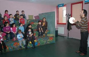 HAYD� �OCUKLAR K�T�PHANEYE