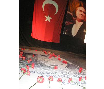 17.Y�l�nda U�ur Mumcu  Sayg� ve �zlemle an�ld�.