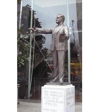 NAZIM H�KMET HEYKEL� D�K�LD�... Prof. Ferit �z�en taraf�ndan yap�lan heykelin a��l��� 15 Ocak Cuma g�n� CKM de yap�ld�