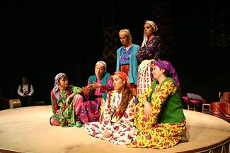 Foto�raf: "D���n Ya Da Davul" Oyunu, Yazar: Ha�met Zeybek, Devlet Tiyatrolar� 2008
