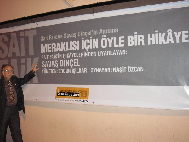Tevfik Yal��n: "Merakl�s� ��in �yle Bir Hikaye" Oyun afi�i �n�nde. 7 Kas�m 2008 Kad�k�y