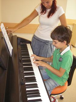 Kadıköy Belediyesi Çocuk Sanat Merkezi, Keman Öğretmeni Sevilay Cumral ve Öğrencisi Durukan solfej dersinde/11.08.2009. Fotoğraf:Tenise Yalçın