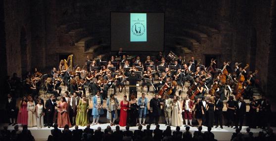 �stanbul Devlet Opera ve Balesi; 2 Ekim Cumartesi g�n� 20:00 de Aya �rini de  2010 - 2011 sezonunu g�rkemli bir konserle a�arak operaseverlerle bulu�tu.