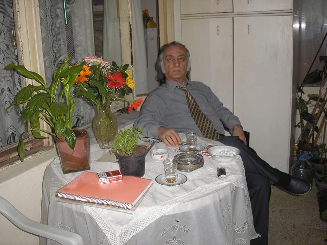 Tevfik Yalçın: Kitaplı Şair, evinin balkonunda 