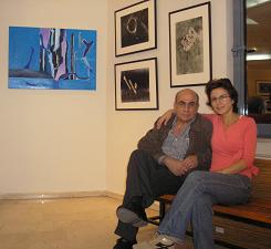 Resim Sanatçısı Seren Ceren Asyalı, sergisini düzeneleme sonrası sanatçı babası Ergin Asyalı ile  birlikte.