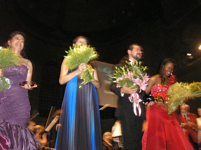 VI. LEYLA GENCER ŞAN YARIŞMASIKazananlar; Birinci: Pretty Yende, Soprano, Güney Afrika, İkici: : Kartal Karagedik, Bariton, Türkiye ,Üçüncü: Anna Lapkovskaja, Mezzo-Soprano, Beyaz Rusya, Pervin Çakar, Soprano, Türkiye  (Fotoğraf: Sağdan solo) 